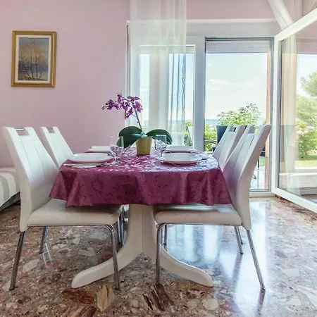 Beautiful In With 1 Bedrooms And Wifi